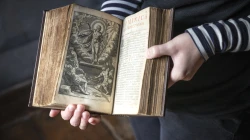 Aus dem Messbuch, ein Stich, der die Auferstehung Christi darstellt, von Jasper Isaac (gest. 1654), einem flämischen Graveur in Paris. / Foto mit freundlicher Genehmigung des britischen National Trust