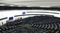 Der Plenarsaal des Europäischen Parlaments in Straßburg / J. Patrick Fischer via Wikimedia (CC BY-SA 3.0)