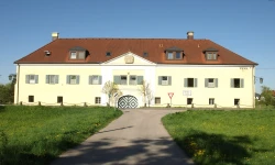 Schloss Auhof in Blindenmarkt in Österreich, Sitz der Diener Jesu und Mariens (SJM) / Grubernst / Wikimedia Commons (CC0 1.0)