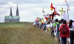 Pilger nähern sich der Kathedrale von Chartres am Ende der jährlichen Pfingstwallfahrt, 6. Juni 2022 / Edward Pentin / National Catholic Register