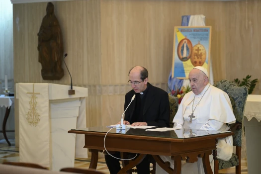 Papst Franziskus sitzt zum Angelus am 26. November 2023 in der Kapelle seiner Residenz in Santa Marta im Vatikan, während ein Priester seine Ansprache für ihn verliest. / Vatican Media