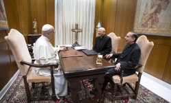 Papst Leo XIV. mit Prälat Fernando Ocáriz und Auxiliarvikar Mariano Fazio / Vatican Media