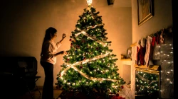 Kind am Weihnachtsbaum / Arun Kuchibhotla / Unsplash (CC0) 
