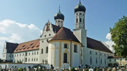 Kloster Benediktbeuern (vor den Unwetterschäden vom 26. August 2023) / SchiDD / Wikimedia Commons (CC BY-SA 3.0 DE)