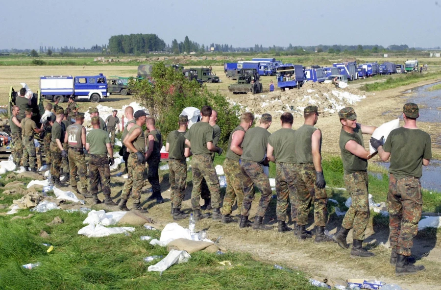Soldaten der Bundeswehr und Angehörige des Technischen Hilfswerks (THW) sichern einen Deich im Einsatz gegen das Hochwasser im Magdeburger Stadtteil Pechau an der Elbe.