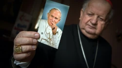 Kardinal Stanisław Dziwisz mit einem Bild von Papst St. Johannes Paul II. / Episkopat.pl