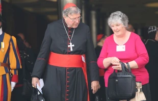 Kardinal George Pell verlässt die Aula nach einer Sitzung der Familiensynode im Oktober 2014 / CNA/Petrik Bohumil