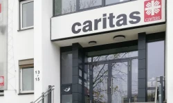 Eingang zu einer Caritas-Einrichtung / Bernd Schwabe / Wikimedia Commons (CC BY-SA 4.0)