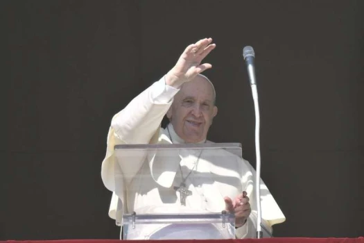 Papst Franziskus grüßt vom Apostolischen Palast einige Pilger beim Angelus-Gebet / Vatican Media