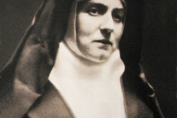 Das sogenannte Passfoto von Edith Stein, aufgenommen wohl gegen Dezember 1938 vor dem Karmel von Köln. Am 7. August 1942 wurde Teresia Benedicta vom Kreuz nach Auschwitz deportiert und starb in den Gaskammern des Konzentrationslagers.  / Archiv des Karmels – Gabriel Sozzi via Wikimedia