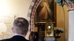 Wallfahrer beten vor der heiligen Hostie in Liegnitz (Polen). / EWTN Polska