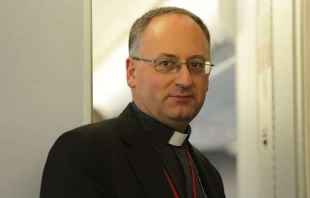 Der Chefredakteur von "Civilta Cattolica", Pater Antonio Spadaro SJ,  auf dem Flug des Papstes nach Quito am 5. Juli 2015.  / CNA / Alan Holdren