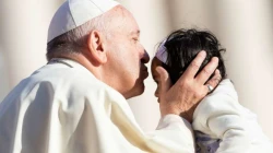 Papst Franziskus küsst ein Kind bei der Generalaudienz am 10. Oktober 2018 / Daniel Ibanez / CNA Deutsch