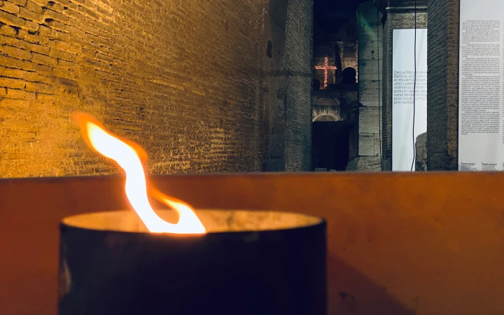 Brennende Fackel im Kolosseum in Rom beim Kreuzweg 2022.