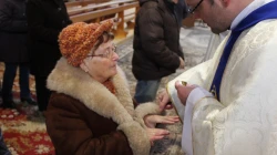 Ein Priester spendet die Krankensalbung. / Miroslaw Benedyk / EWTN Polska