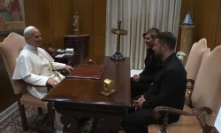 Papst Leo XIV. mit Wolodymyr Selenskyj und dessen Ehefrau am 18. Mai 2025 / screenshot / Vatican News