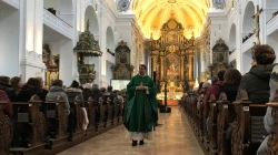 Bischof Stefan Oster bei der Predigt im Mittelgang der Basilika St. Anna in Altötting. / Rudolf Gehrig / CNA Deutsch