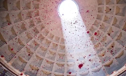 Die Rosen an Pfingsten im Pantheon / www.turismoroma.it