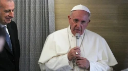 Papst Franziskus spricht mit Journalisten auf dem Rückflug von seiner Afrika-Reise am 30. November 2015. / CNA/Martha Caldéron