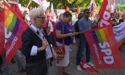 Rund 900 Menschen demonstrierten in Hannover gegen einen „Kinderschutzkongress“ der AfD im Niedersächsischen Landtag, darunter auch Vertreter der katholischen Kirche. / Screenshot von YouTube