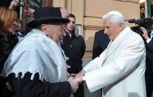 Historische Begegnung am 17. Januar 2010: Rabbi Elio Toaff und Papst Benedikt XVI vor der Synagoge in Rom / Vatican Media / CPP