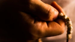 Mitten im "Ave Maria": Ein Mann betet den Rosenkranz. / Robert Cheaib (CC BY-SA 2.0)