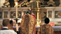 Gott im Blick: Kardinal Sarah feiert die heilige Messe, nach Osten gerichtet, in der "normalen" Form am zweiten Tag der Londoner Konferenz. 
 / Lawrence OP via Flickr (CC BY-NC-ND 2.0)