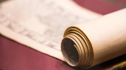Schriftrolle (Referenzbild) / MikhailSh / Shutterstock