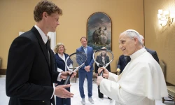 Papst Leo XIV. mit Jannik Sinner / Vatican Media