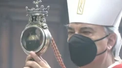 Erzbischof Domenico Battaglia hält eine Reliquie mit dem verflüssigten Blut des heiligen Januarius im Dom von Neapel, Italien, 19. September 2021  / Screenshot vom YouTube-Kanal der Chiesa di Napoli.

