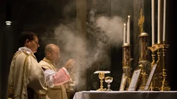 Ein Priester zelebriert die traditionelle lateinische Messe (TLM) in der Basilika San Pancrazio in Rom. / Thoom/Shutterstock