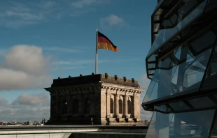 Deutschlandflagge am Reichstagsgebäude in Berlin / Toru Wa / Unsplash