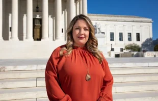 Lorie Smith, Inhaberin und Gründerin von 303 Creative, vor dem U.S. Supreme Court in Washington, D.C. / Alliance Defending Freedom