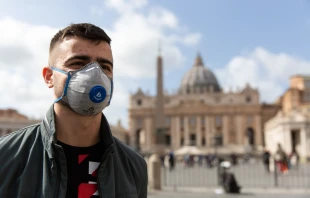 Schutz vor Coronavirus: Ein russischer Pilger vor dem Petersdom trägt Mundschutz am 6. März 2020.  / Daniel Ibanez / CNA Deutsch 