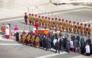 Überführung der sterblichen Überreste von Papst Franziskus in den Petersdom am 23. April 2025 / Daniel Ibáñez / EWTN News