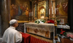Papst Leo XIV. im Gebet / Vatican Media