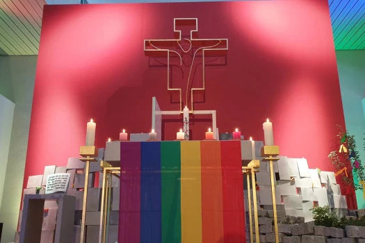 Eine Regenbogenflagge über dem Altar der Jugendkirche in Würzburg am 10. Mai 2021 / Gehrig / CNA Deutsch